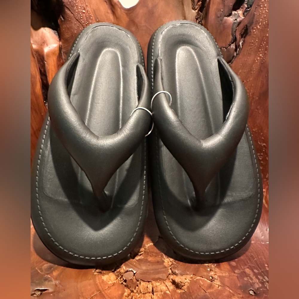 NEW w Tags Women's Black Flip Cloud Flop Sandals! Will fit a 9-10 women’s - Picture 5 of 9